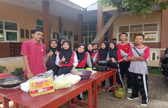 Sabtu Karakter Pelajar SMK TKM Tempuran Antusias Ikuti Kegiatan Memasak dengan Riang Gembira